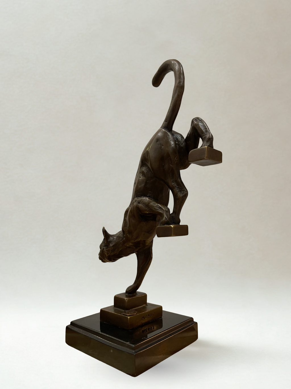 Bronze d’après De Coux – Chat descendant un escalier – Sculpture animalière XXᵉ - 29 cm