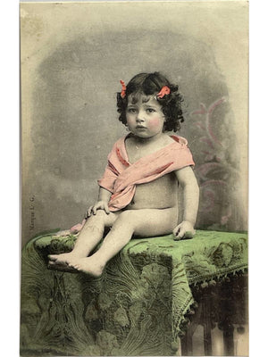 CPA enfant – Portrait colorisé d’une fillette assise – Marque L.C.