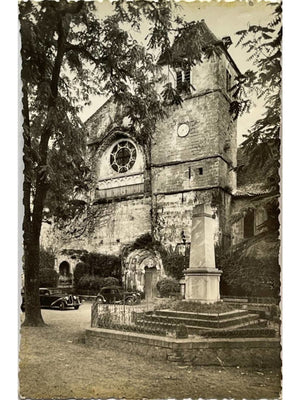 Carte postale – Sorde-l'Abbaye (Landes) – L'église, monument aux morts et automobiles – n° 3236