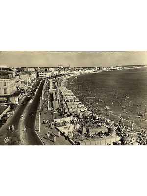 Les Sables-d'Olonne – Le Remblai et la plage animée – CPSM 1961