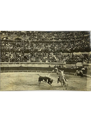 Carte postale – Nîmes, corrida aux arènes avec picador et foule – Photo A. Bedouin