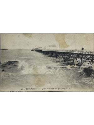 Trouville-sur-Mer – La jetée-promenade par gros temps – CPA L.L. n°97