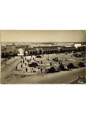 Carte postale – Meknès – Place El Hédim et entrée du Mellah – Automobiles et attelages – CIM n° 217