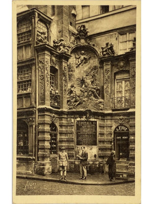 Rouen – Fontaine du Gros-Horloge et scène de rue – CPA Yvon n° 10