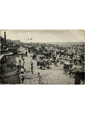 Ostende – Bains de soleil sur la plage animée – CPA 1951