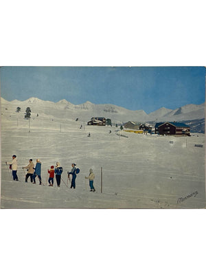 Carte postale – Norvège – Rondablikk Høgfjellshotell et skieurs face au Rondane