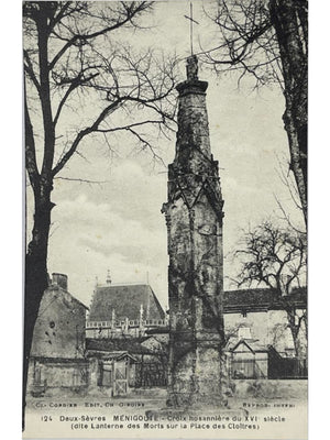Ménigoute (79) – Croix hosannière du XVIe siècle, place des Cloîtres – CPA n°124