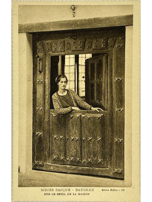 Carte postale – Bayonne – Musée Basque, sur le seuil de la maison – Série Hélio 19