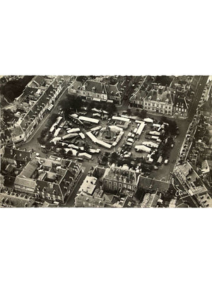 Châteaudun – Place du 18-Octobre et marché, vue aérienne – CPSM 1954