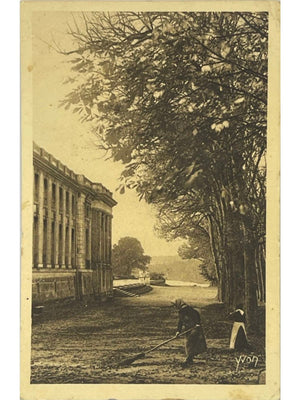 Versailles – Allée du Petit Trianon avec jardinier – Yvon n°67 – CPA 1929