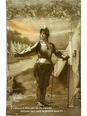 Jeanne d'Arc en armure au camp militaire – Gloria n° 1323 – CPA