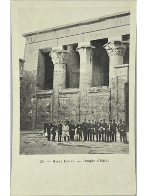 Edfou – Temple d'Edfou, groupe devant les colonnes – CPA Haute Égypte n° 29