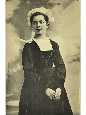 Carte postale – Rosporden – Jeune fille en costume breton – Collection Villard n° 1448