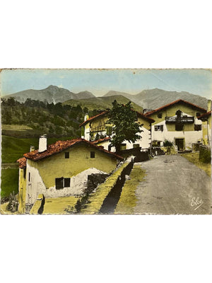Pays basque – Paysage de montagne et maisons – Carte postale 1953