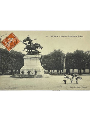 Chinon – Statue de Jeanne d'Arc et trois jeunes filles – CPA n° 10