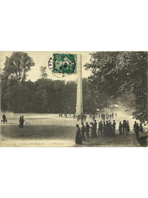 Fontainebleau – L'Obélisque, scène animée – CPA LL n° 98, 1907