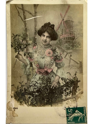 Carte postale – Femme aux roses devant un moulin – Carte fantaisie ancienne n° 2143