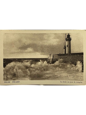 Fécamp – La jetée et le phare un jour de tempête – CPA ND.153