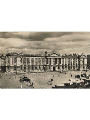 Toulouse – Façade du Capitole et place animée – CPSM Labouche n° 8