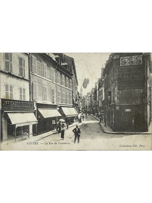 Nevers – Rue du Commerce animée et devantures – CPA n° 3