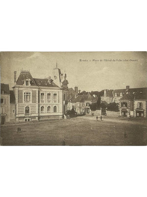 Ernée (Mayenne) – Place de l'Hôtel-de-Ville, côté ouest – CPA