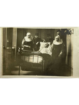 Carte postale – Carte-photo 1915 – Patient et religieuses dans un hôpital militaire
