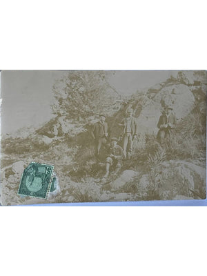 Carte-photo ancienne – Quatre hommes dans un paysage rocheux