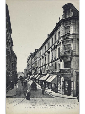 Le Mans (72) – Rue Dumas animée et rails de tramway – CPA n° 27