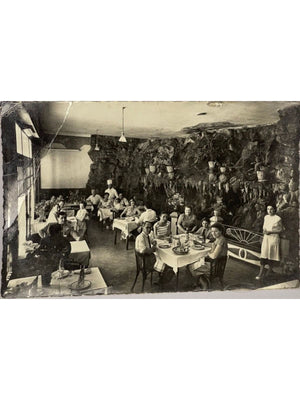 Meyrargues – Restaurant La Cascade, salle animée – CPSM années 1950