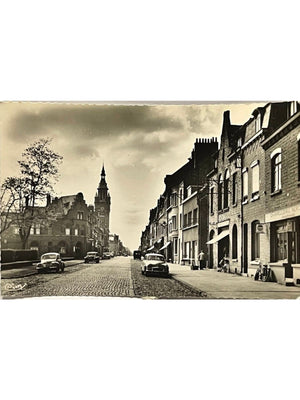 Estaires (Nord) – Rue du Général-de-Gaulle, automobiles et commerces – CPSM n° 8