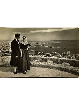 Carte postale – Palma de Majorque – Couple en costumes majorquins et vue depuis Bellver