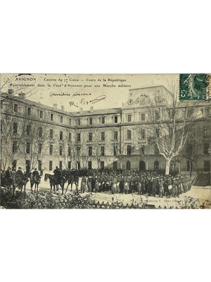 Avignon – Caserne du 7e Génie, rassemblement dans la cour d'honneur – CPA 1920