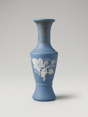 Petit vase en verre ambré revêtu de bleu – Décor de vigne – 14 cm