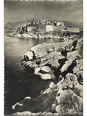 Calvi – Citadelle et littoral rocheux – cliché A. Tomasi – CPSM 1942