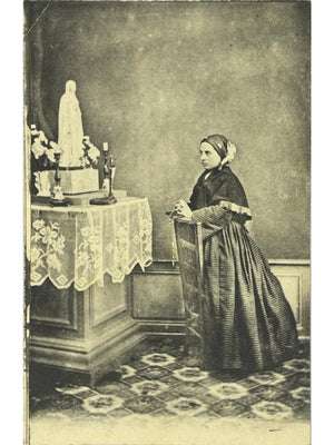 Lourdes – Femme en prière devant la Vierge – CPA 1909