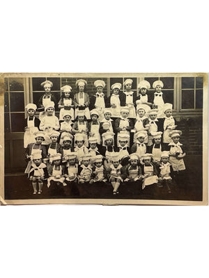 Carte postale – Carte photo ancienne – Groupe de 37 enfants costumés en cuisiniers