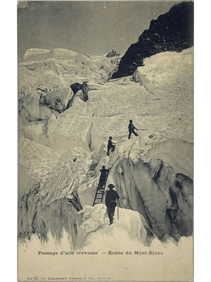 Mont-Blanc – Alpinistes franchissant une crevasse – CPA ancienne n° 1078