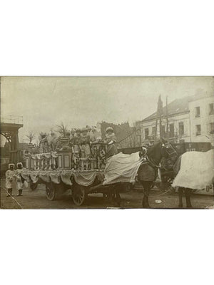 Carte postale – Carte photo ancienne – Char décoré, enfants et attelage lors d’un défilé