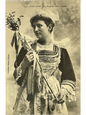 Pont-Aven – La Reine des fleurs d'ajoncs en costume breton – CPA Villard n°1775
