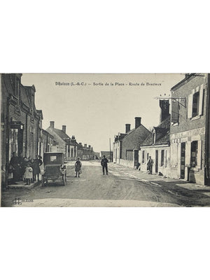 Dhuizon – Sortie de la Place, route de Bracieux – Scène animée et automobile – CPA