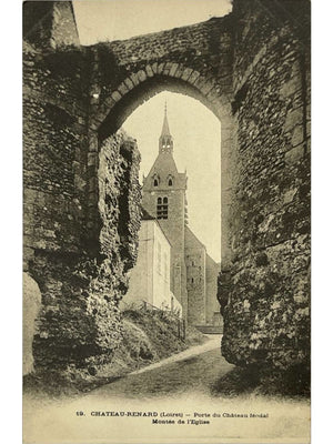 Château-Renard – Porte du château féodal et montée de l'église – CPA n°19