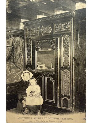 Bretagne – Une salle de ferme et costumes bretons – ND 303 – CPA 1932