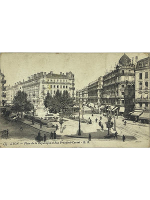 Lyon – Place de la République et rue Président-Carnot – CPA n° 233
