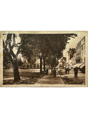 Périgueux – Place Bugeaud, scène de rue et automobile – CPSM 1939
