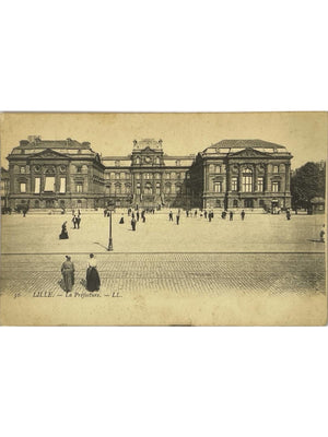 Lille – La Préfecture et place animée – CPA n° 36 LL.