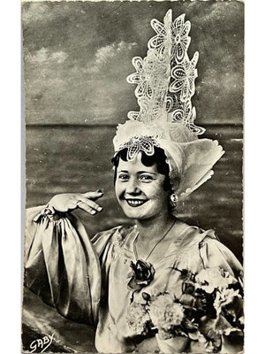 Carte postale – Les Sables-d'Olonne – Costume sablais et coiffe traditionnelle – Éditions Gaby