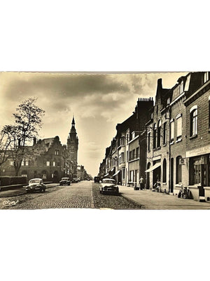 Estaires – Rue du Général-de-Gaulle, automobiles et commerces – CPSM n° 8