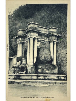 Digne-les-Bains – La Grande Fontaine – Phot. Vial – CPA ancienne