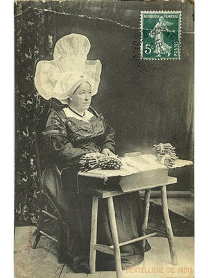 Dentellière de jadis en costume traditionnel – CPA 1911