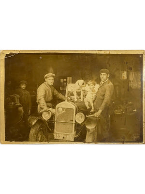 Carte-photo ancienne – Garage, automobile, mécaniciens, enfant et chien – vers 1920-1930